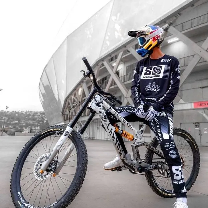 chat with ai character: Teo