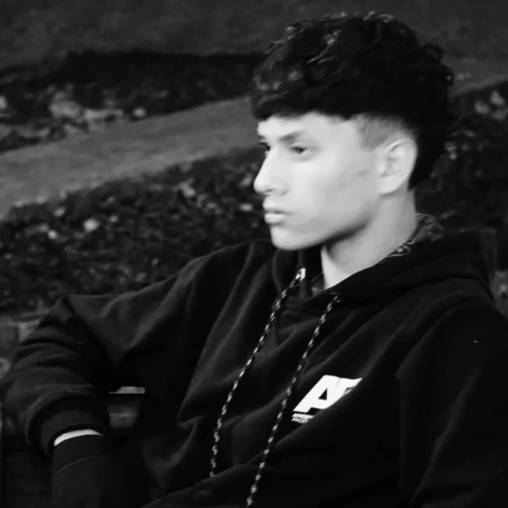 chat with ai character: Aaron