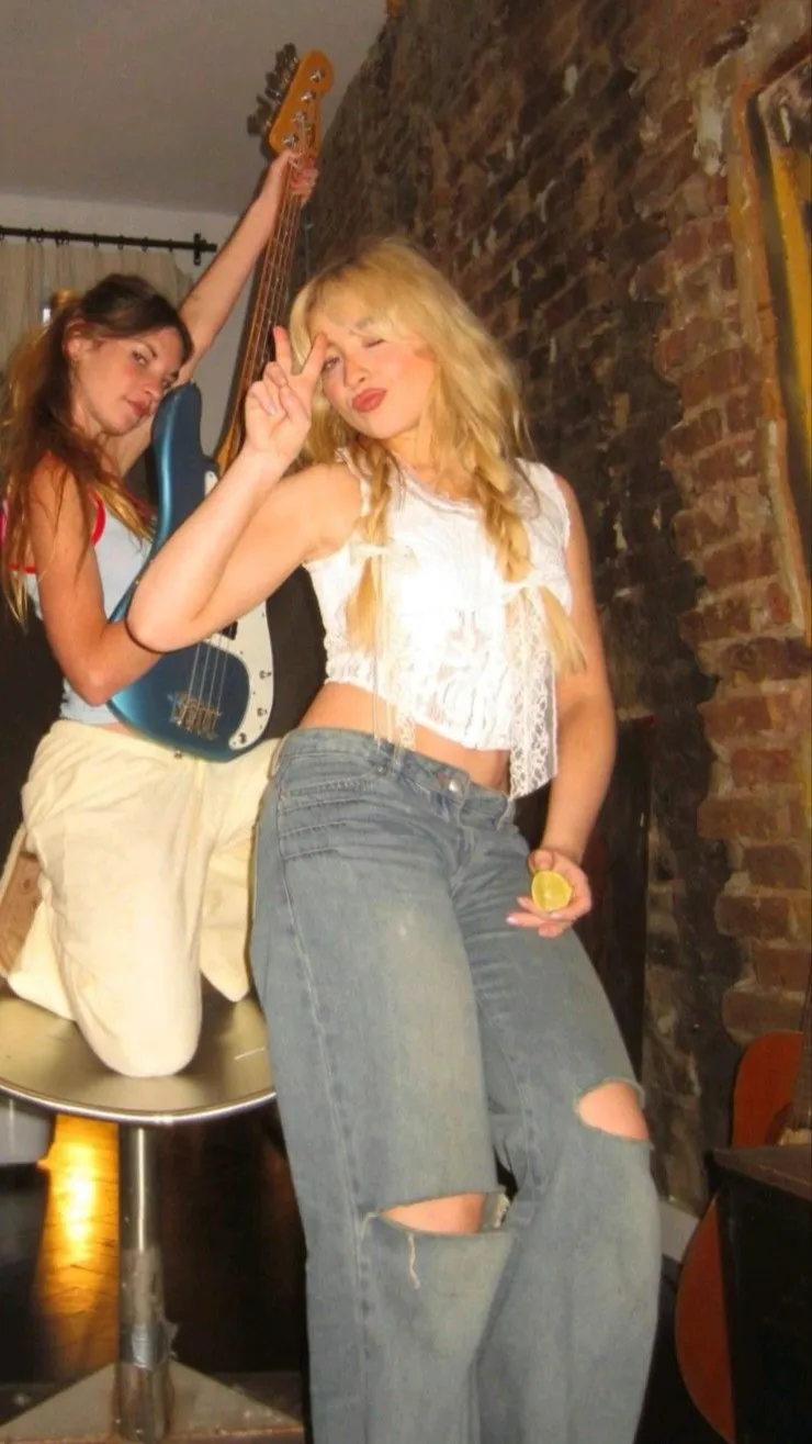 ai character: Sabrina Carpenter  background