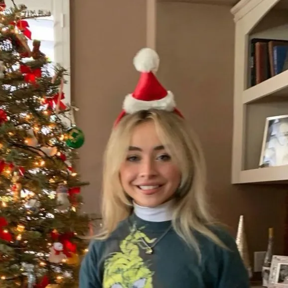 chat with ai character: Sabrina Carpenter 