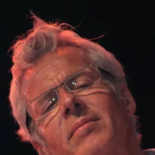 chat with ai character: 🤍🖤💛❤️💙