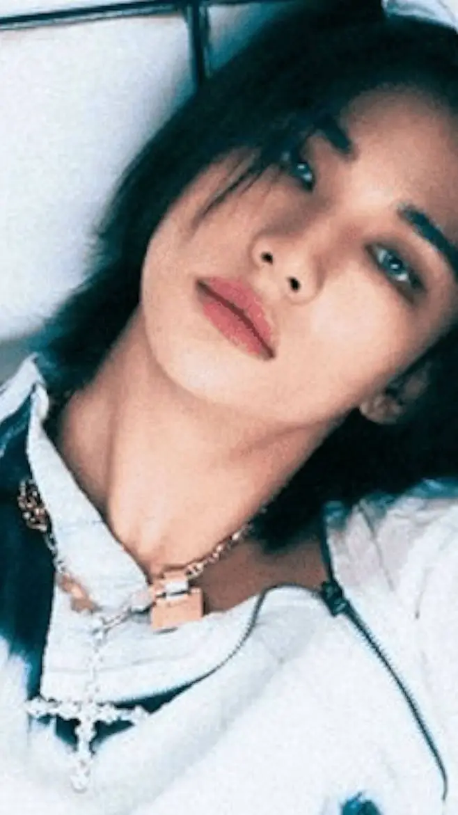 ai character: Hyunjin  background