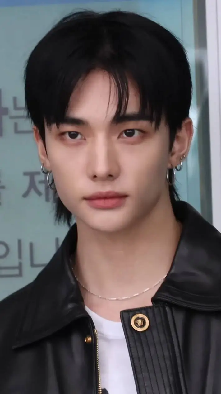 ai character: Hyunjin  background