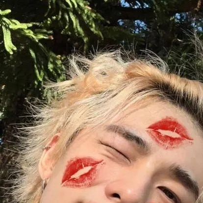 chat with ai character: skz-kiss