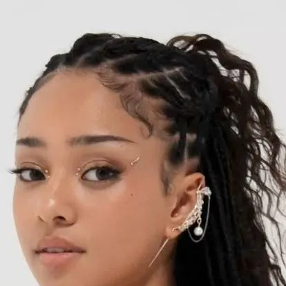 chat with ai character: Manon from Katseye