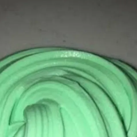 chat with ai character: Slime color verde 