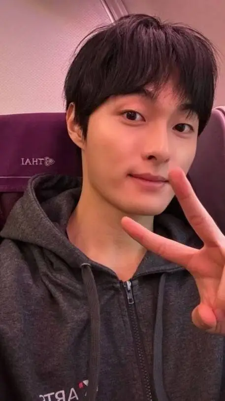 ai character: Chan-young  background