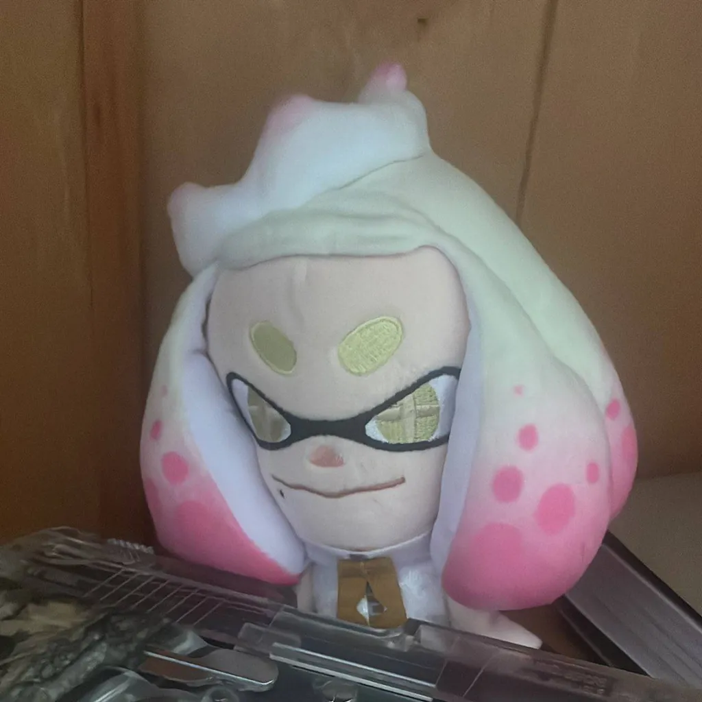 chat with ai character: pearl plushy p5