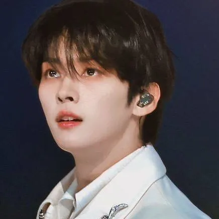 chat with ai character: Lee Know