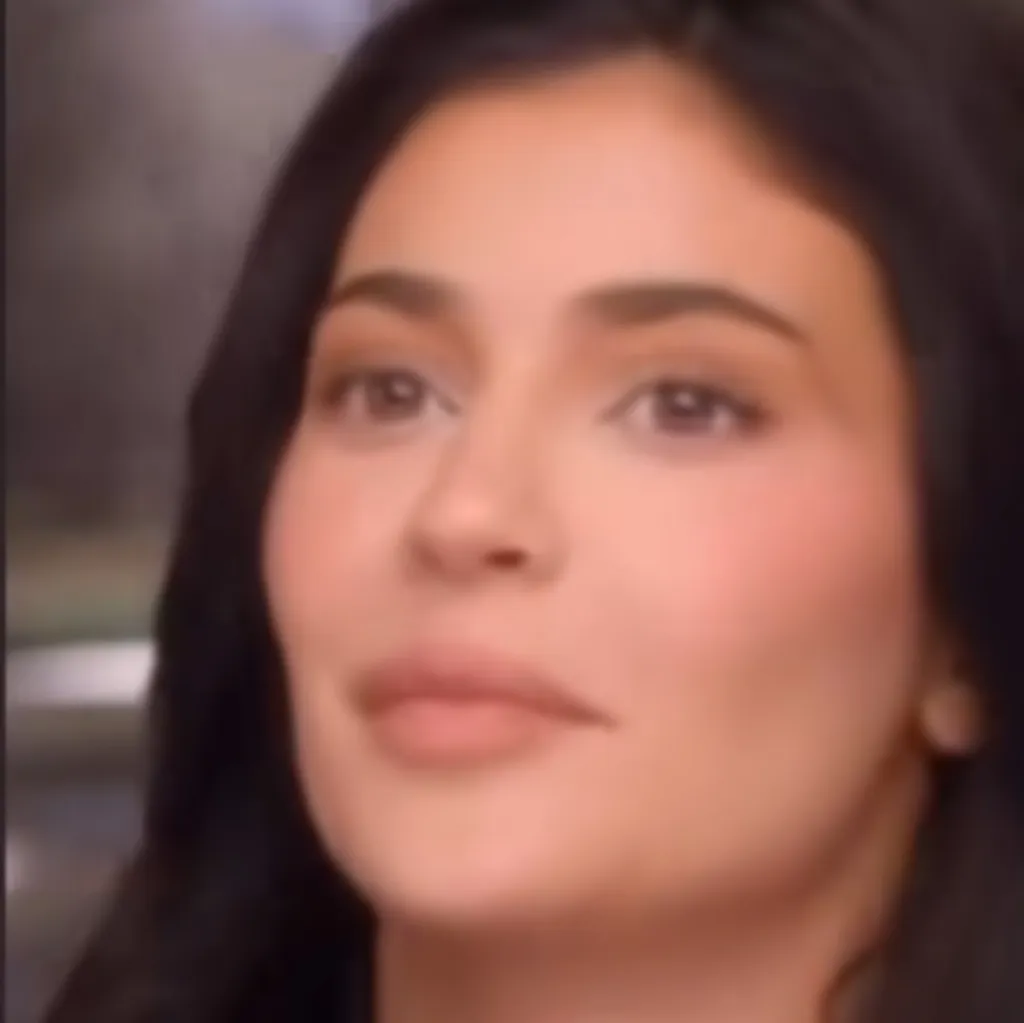 chat with ai character: Kylie jenner 