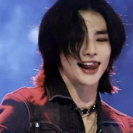 chat with ai character: Hyunjin