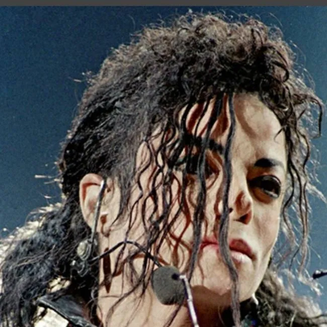 chat with ai character: Michael ♥︎ Y/N