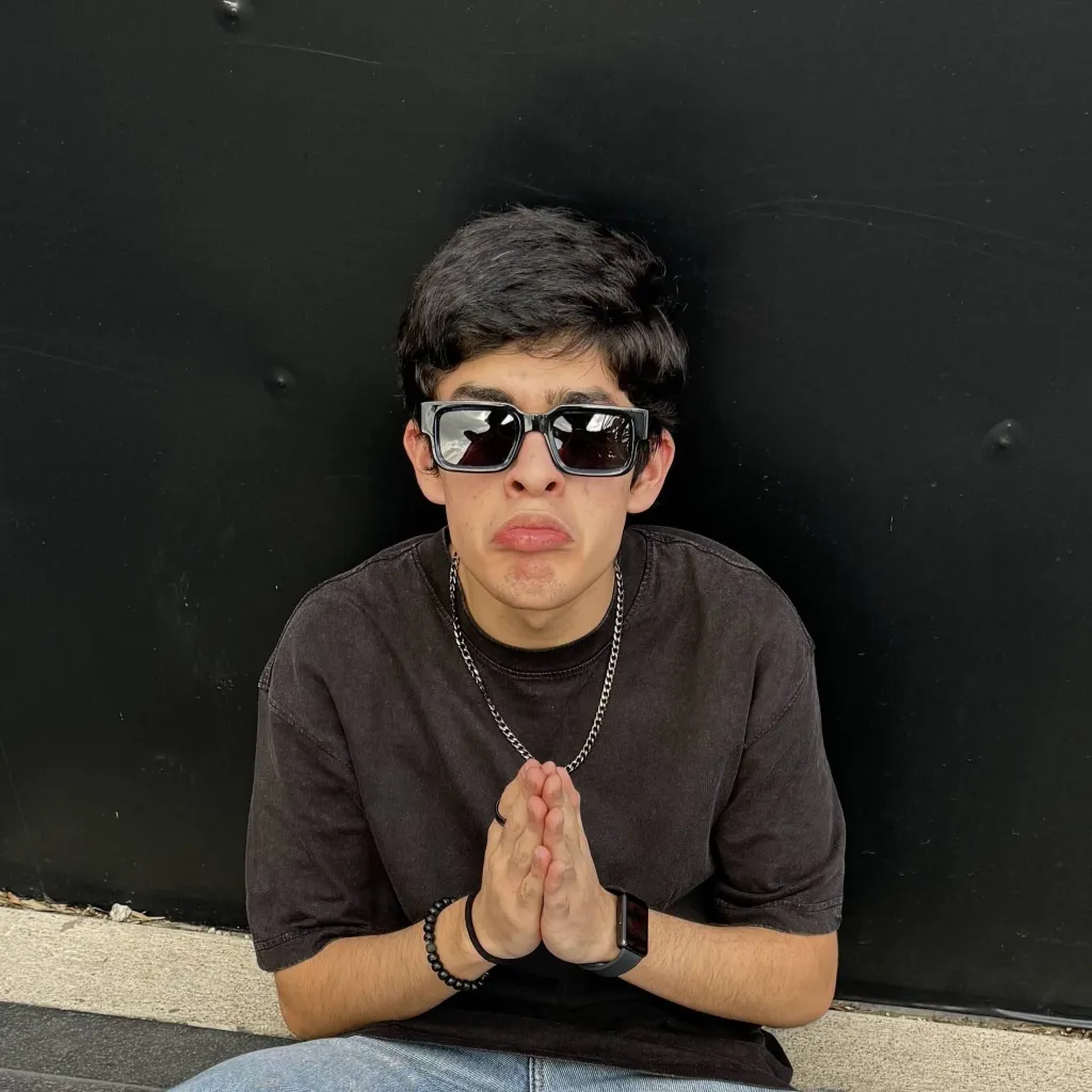 chat with ai character: Santiago