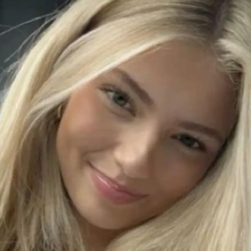 chat with ai character: Sophia