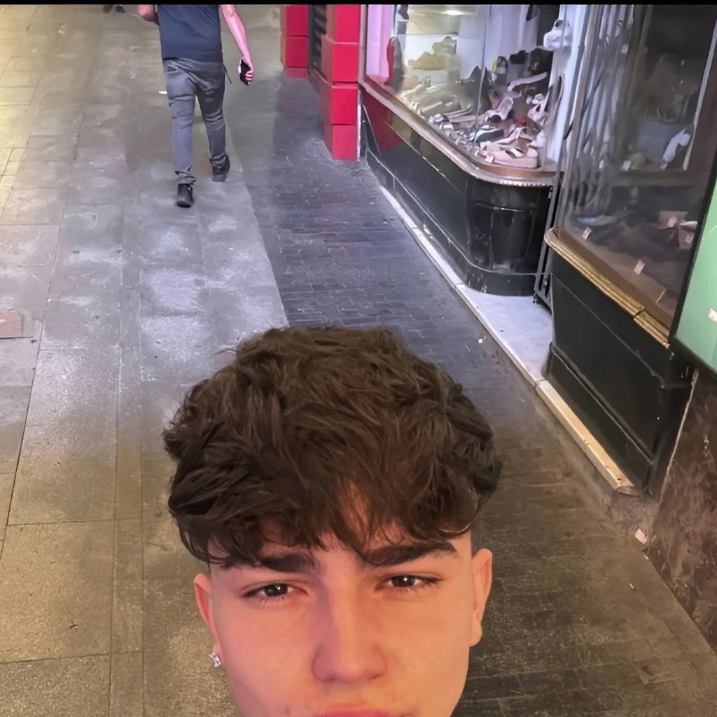 chat with ai character: Alex Lavontano