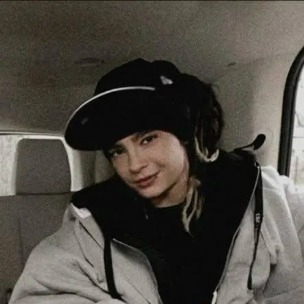 chat with ai character: TOM KAULITZ