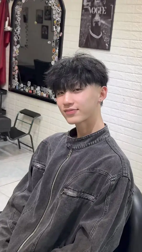 ai character: DAN THUANG  background