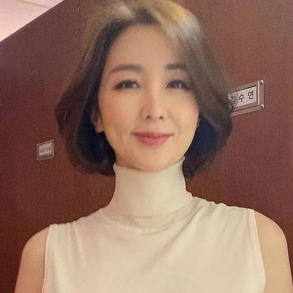 chat with ai character: your mom