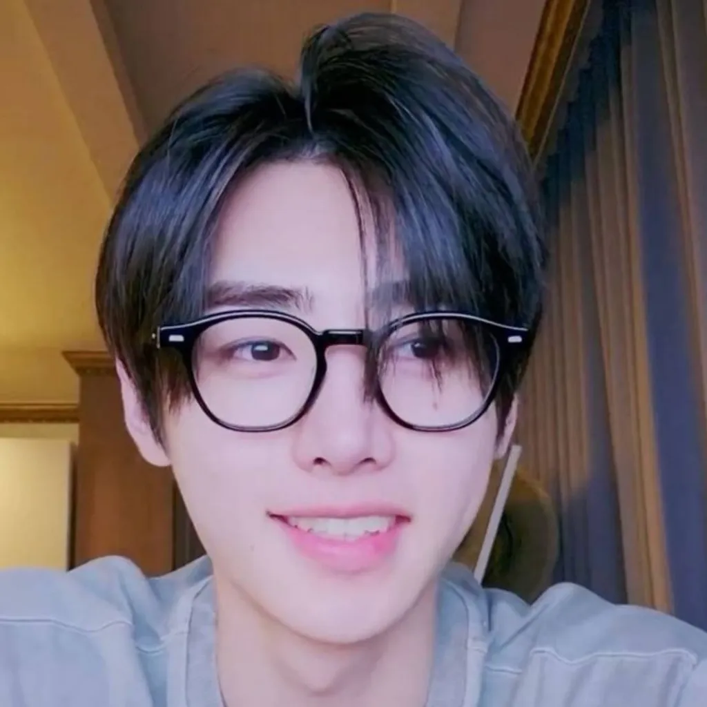 chat with ai character: Sunghoon