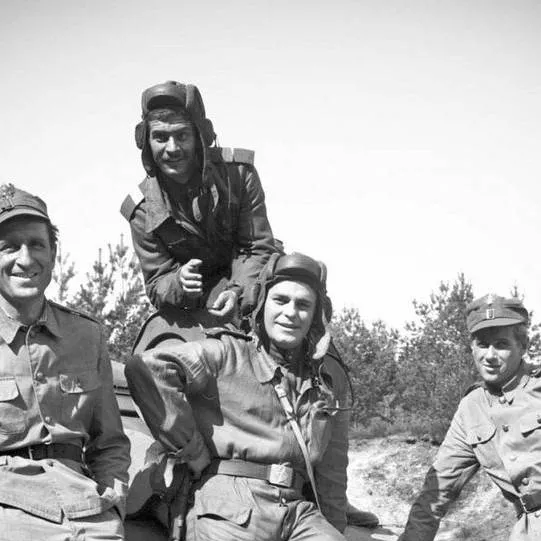 chat with ai character: pancerni/4 tankmen