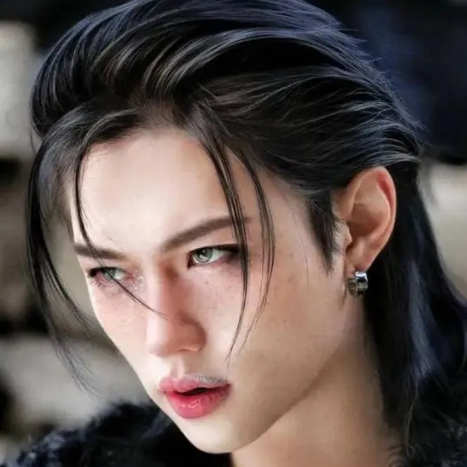 chat with ai character: Felix