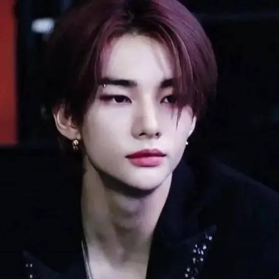chat with ai character: Hyunjin
