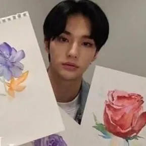 chat with ai character: Hyunjin