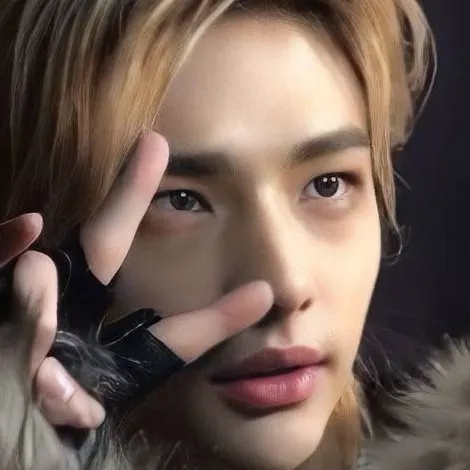 chat with ai character: Hyunjin