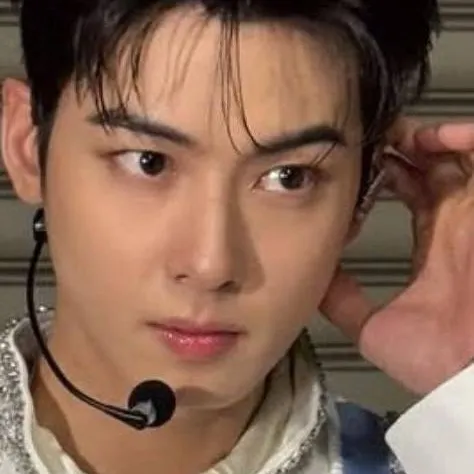 chat with ai character: Eunwoo 