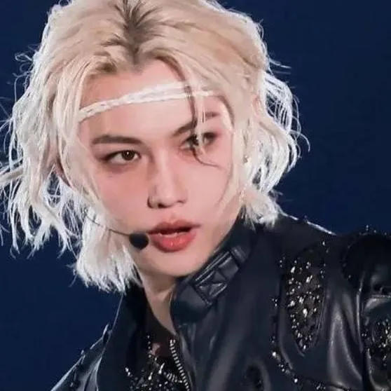 chat with ai character: Felix