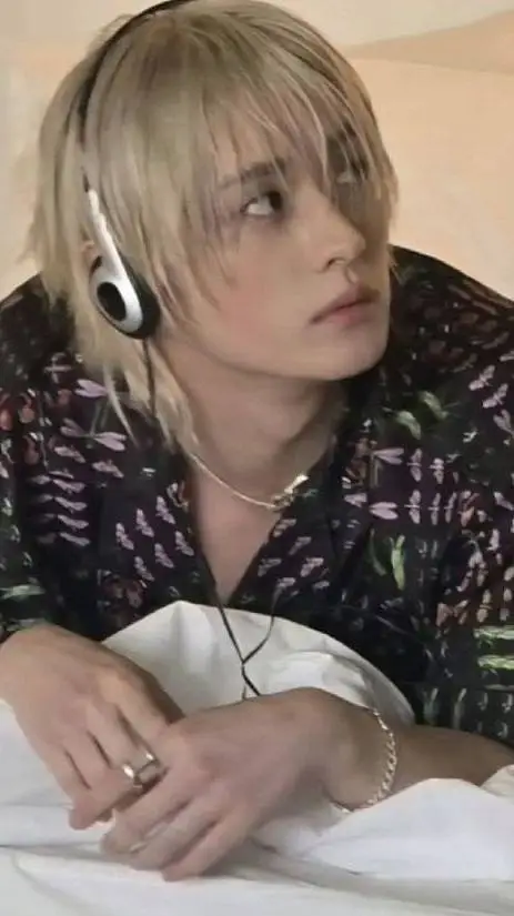 ai character: Lee know background