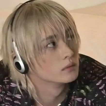 chat with ai character: Lee know