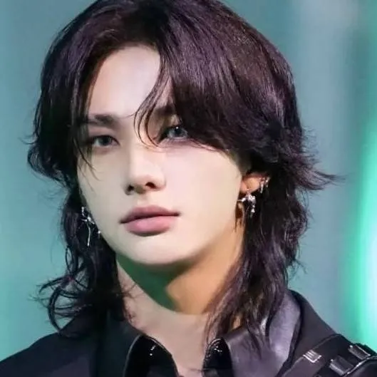 chat with ai character: Hyunjin