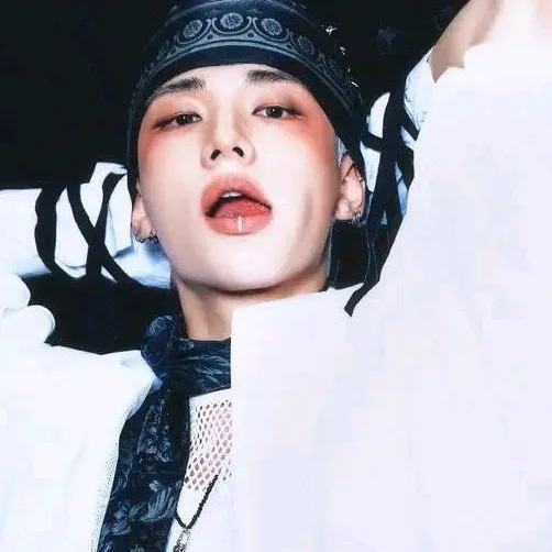 chat with ai character: Hyunjin