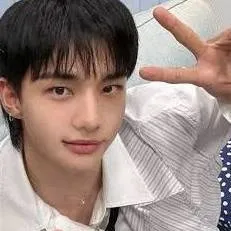 chat with ai character: Hyunjin