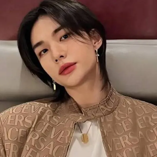 chat with ai character: Hyunjin