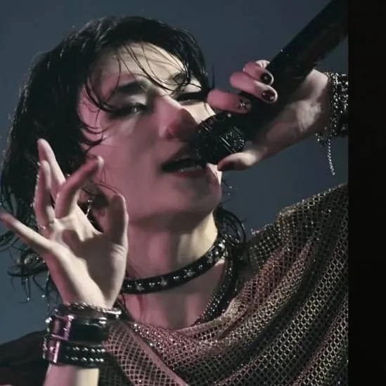 chat with ai character: Hyunjin