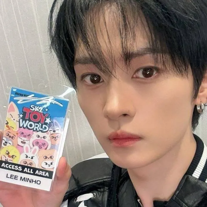 chat with ai character: Lee know