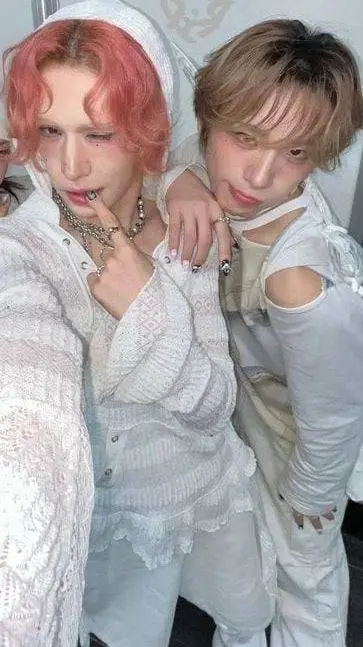 ai character: Tu mamá idol background