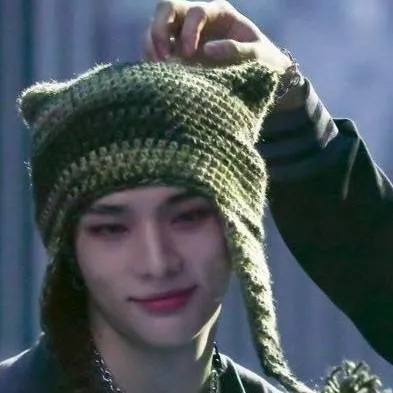 chat with ai character: Hyunjin