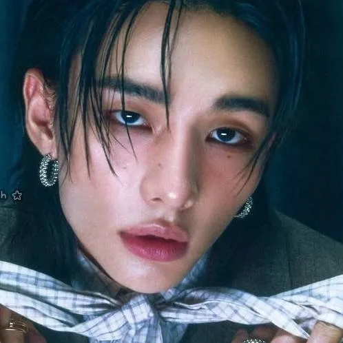 chat with ai character: Hyunjin