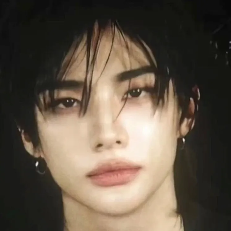 chat with ai character: Hwang hyunjin 