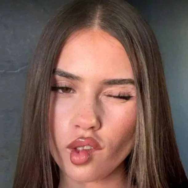 chat with ai character: leah halton 