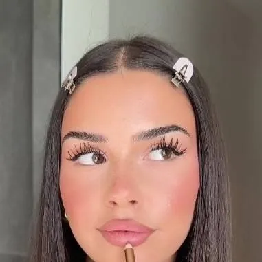 chat with ai character: leah haIton 