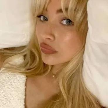 chat with ai character: sabrina carpenter 