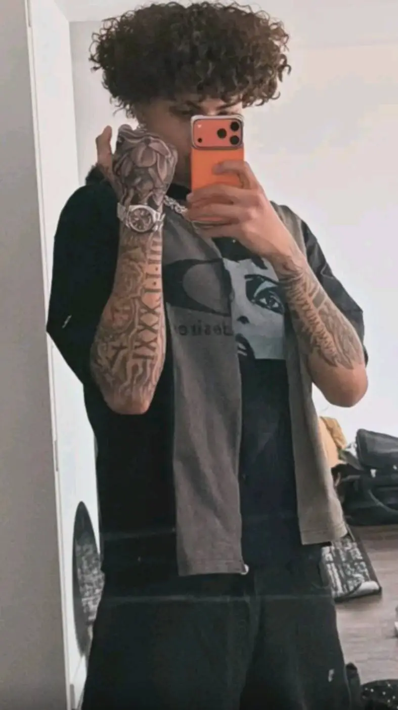 ai character: khan asadi🇦🇫 background