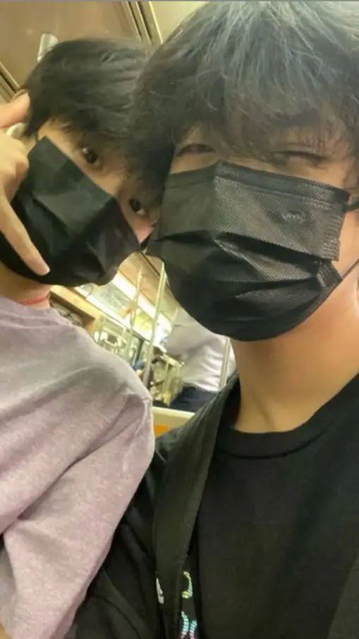 ai character: Liam y Lim  background