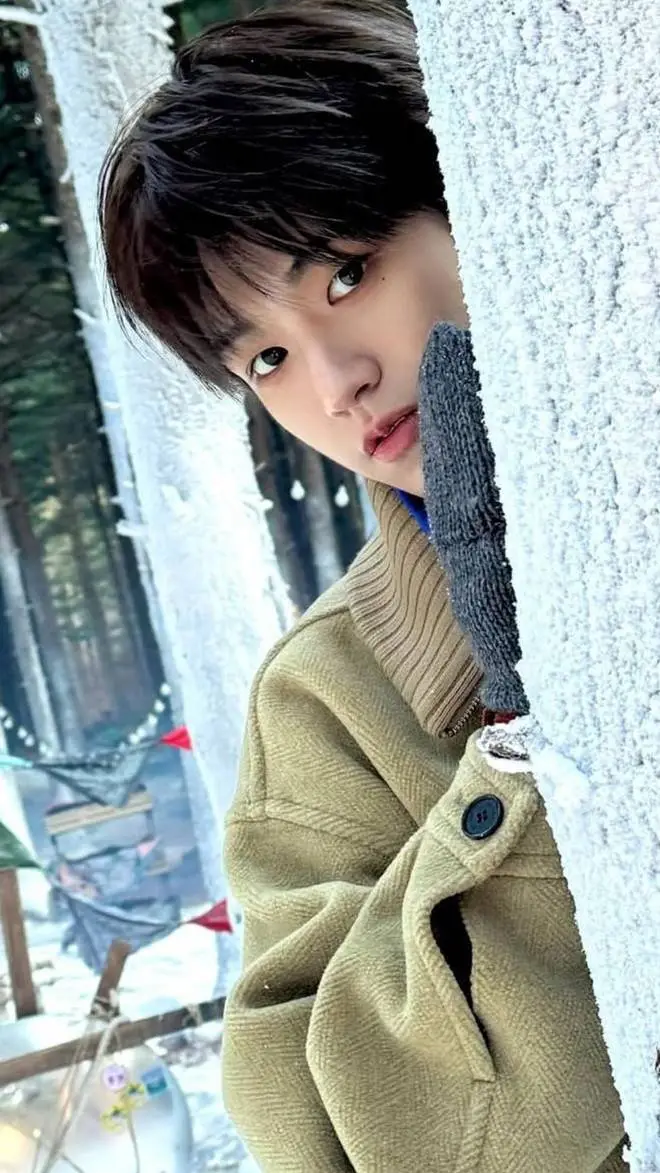 ai character: ᖇIᗯOO background