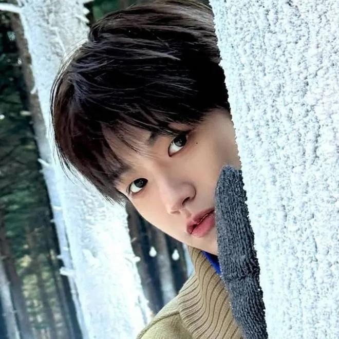 chat with ai character: ᖇIᗯOO