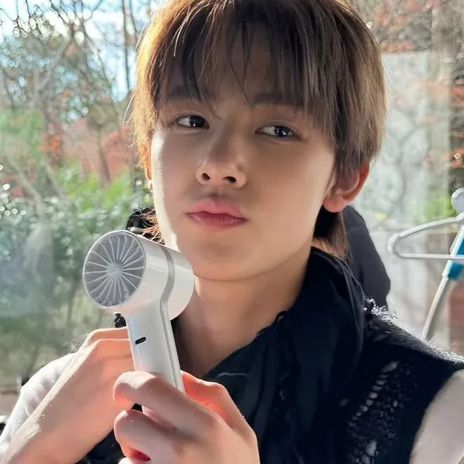 chat with ai character: Seonghyeon 